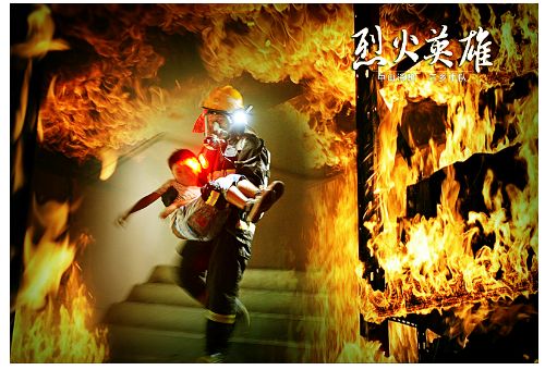 消防单位：民房烧塌瞬间，消防员本能后退一步